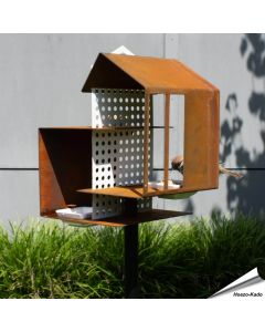 Stilvolles Vogelfutterhaus auf Standfu&szlig; aus Cortenstahl ✔️ Drei Ebenen f&uuml;r Samen, Wasser & Meisenkn&ouml;del ➤ Jetzt online bestellen bei Hoezo-Kado!