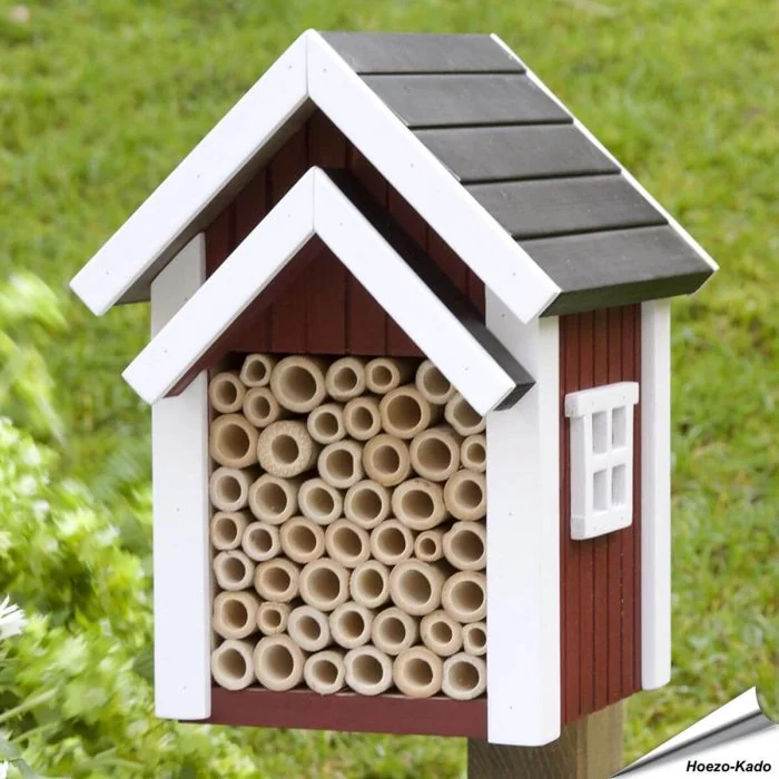 Dieses Bienen-Hotel von Wildlife Garden ist auf die Solitärbienen abgestimmt, die fleissig die Pflanzen im Garten bestäuben.
