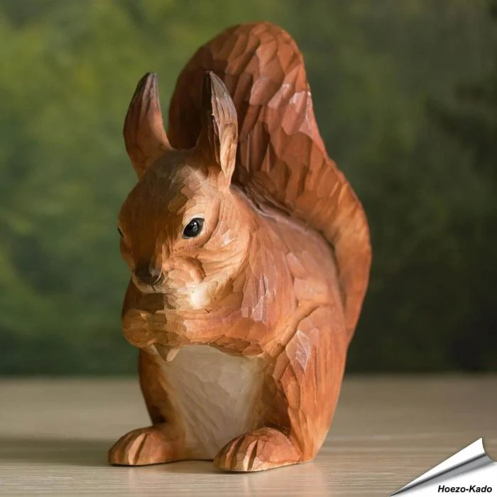 Handgeschnitztes Eichhörnchen aus der DekoAnimal-Serie ✓ mit Farben bemalt ✓ Europäisches Eichhörnchen ✓ Kaufen im Online-Shop von Hoezo-Kado