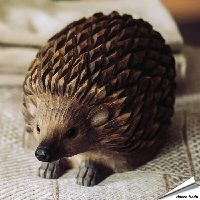 Handgeschnitzter DecoAnimal Igel aus Holz. Naturgetreu gestaltet und von Hand bemalt, mit markanter Stachelstruktur und kompakter Form.
