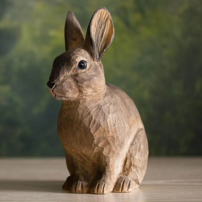 DecoAnimal Wildkaninchen von Wildlife Garden, naturgetreu gestaltete Holzfigur für die Innendekoration und als Geschenk für Tier- und Naturliebhaber.