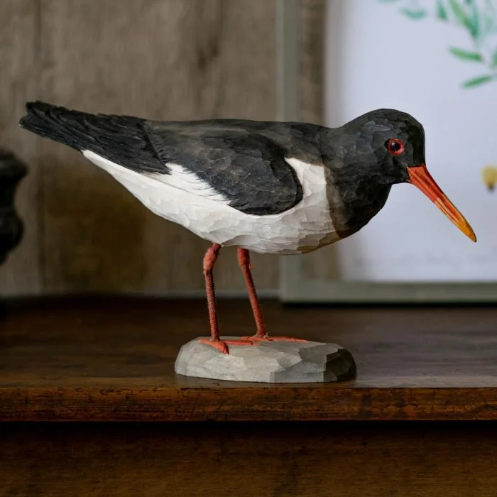 Handgeschnitzter DecoBird Austernfischer von Wildlife Garden. Holzvogel mit ca. 25,8 cm Länge, schwarz-weißer Zeichnung und markantem Schnabel.