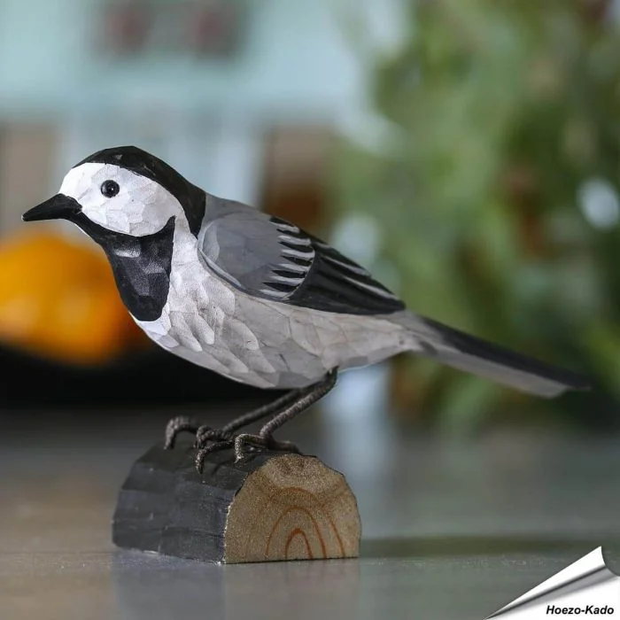 Handgeschnitzter Holzvogel in Naturgrösse; mit Farben naturgetreu bemalt.