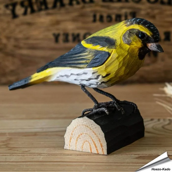 Handgefertigter Erlenzeisig aus Holz ✓ Naturgetreu gestaltet und von Hand mit Farbe auf Wasserbasis bemalt ✓ Originelles Geschenk für Vogel- und Naturliebhaber.