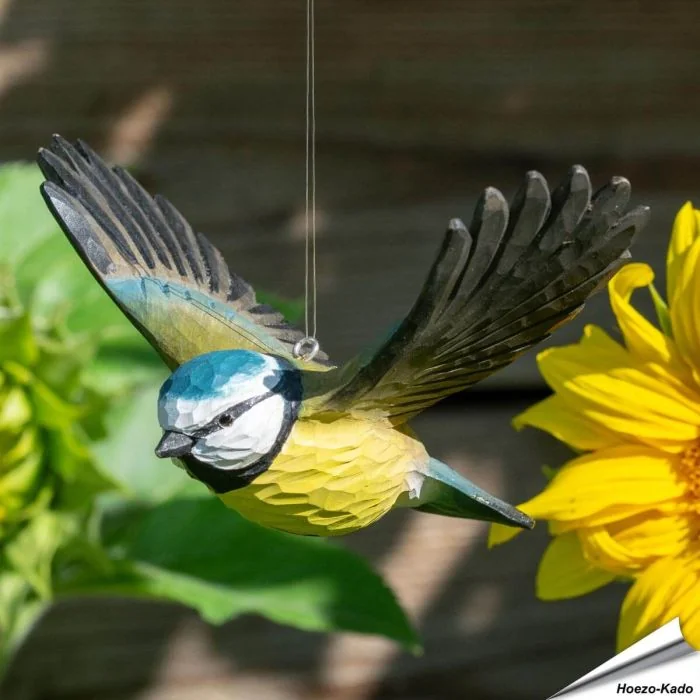 Der kleine, lebensechte Gartenbesucher kann z.B. in Ästen in einem Raum aufgehängt werden. Ein schönes und bezauberndes Element als Wohndekor.