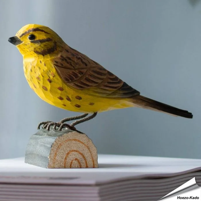 Handgefertigte Goldammer aus Holz mit naturgetreuer Gestaltung. Detailreich von Hand bemalt. Besondere Geschenkidee für Vogelliebhaber ➤ Hoezo-Kado
