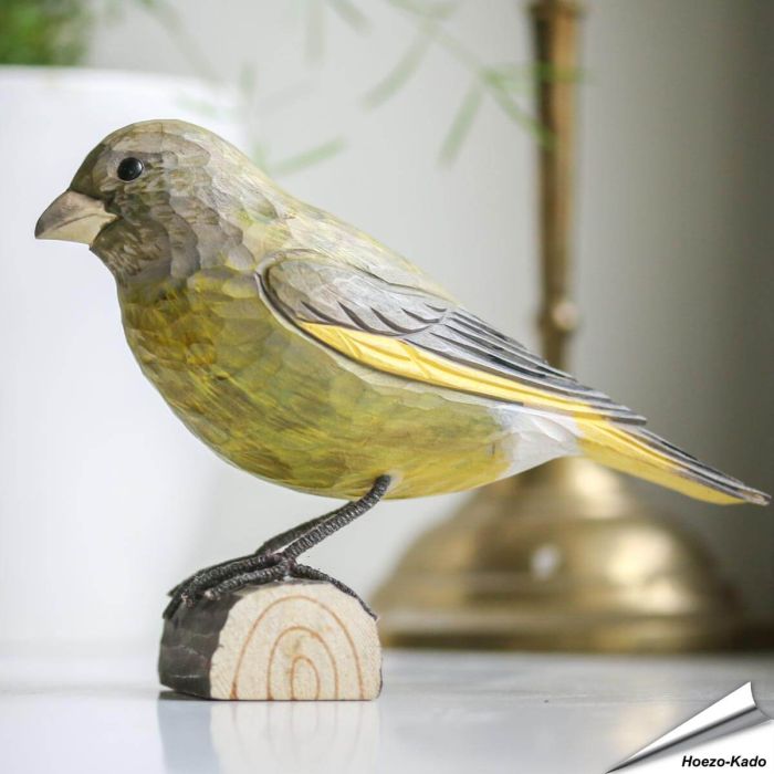 Handgeschnitzter Grünfink in Naturgrösse ✔️ Mit Farben naturgetreu bemalt ✔️ Originelles Geschenk für Vogel- und Naturliebhaber ➤ Hoezo-Kado