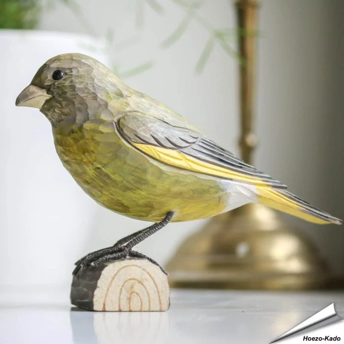 Handgeschnitzter Grünfink in Naturgrösse ✔️ Mit Farben naturgetreu bemalt ✔️ Originelles Geschenk für Vogel- und Naturliebhaber ➤ Hoezo-Kado