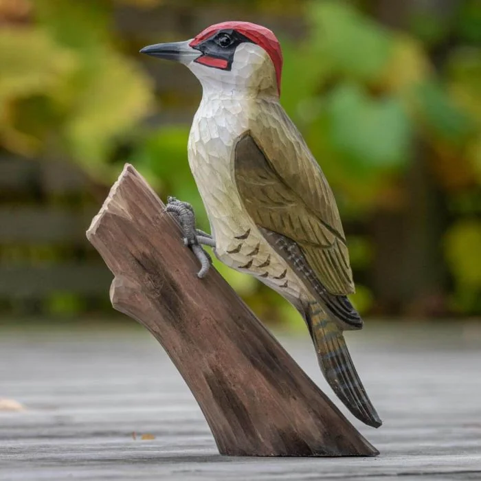 Handgeschnitzter Holzvogel in Naturgrösse; mit Farben naturgetreu bemalt.
