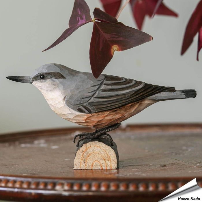 Handgeschnitzter Kleiber in Naturgrösse ✔️ Mit Farben naturgetreu bemalt ✔️ Originelles Geschenk für Vogel- und Naturliebhaber ➤ Hoezo-Kado