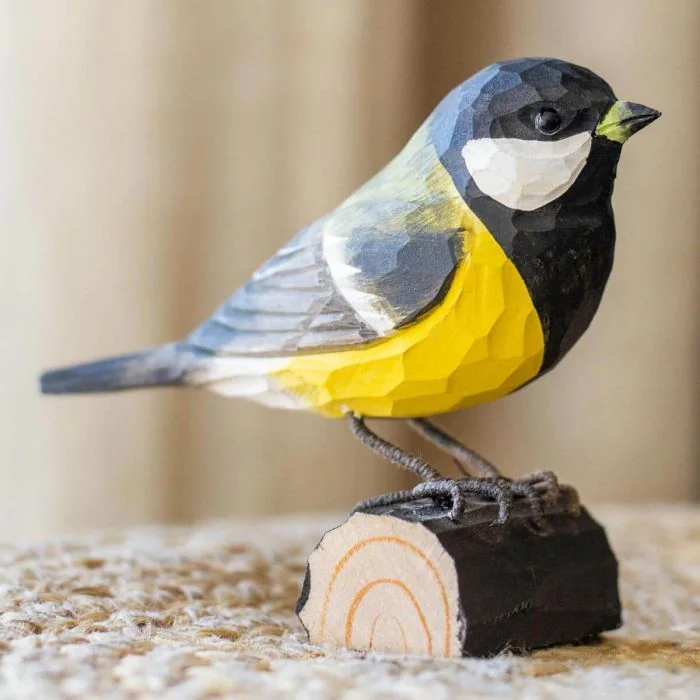 Handgeschnitzte Kohlmeise in Naturgrösse ✔️ Mit ungiftigen Farben naturgetreu bemalt ✔️ Originelles Geschenk für Vogel- und Naturliebhaber ➤ Bestelle bei Hoezo-Kado