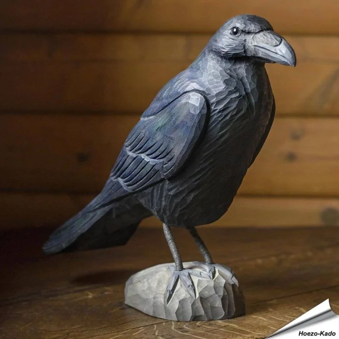 Realistischer, handgeschnitzter Kolkrabe (Singvogel) ✔️ Mit Farben naturgetreu bemalt ✔️ Originelles Geschenk für Vogel- und Naturliebhaber ✔️ Kaufe online bei Hoezo-Kado