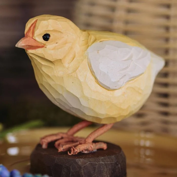 Handgeschnitztes DecoBird Holzküken von Wildlife Garden. Charmante Oster- und Frühlingsdekoration, ca. 8 cm groß. Jetzt entdecken.