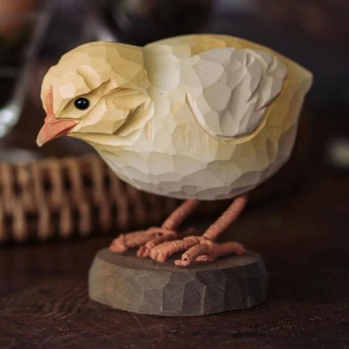 Handgeschnitztes DecoBird Holzküken von Wildlife Garden in natürlicher pickender Haltung. Oster- und Frühlingsdeko aus Holz, ca. 8,5 cm.