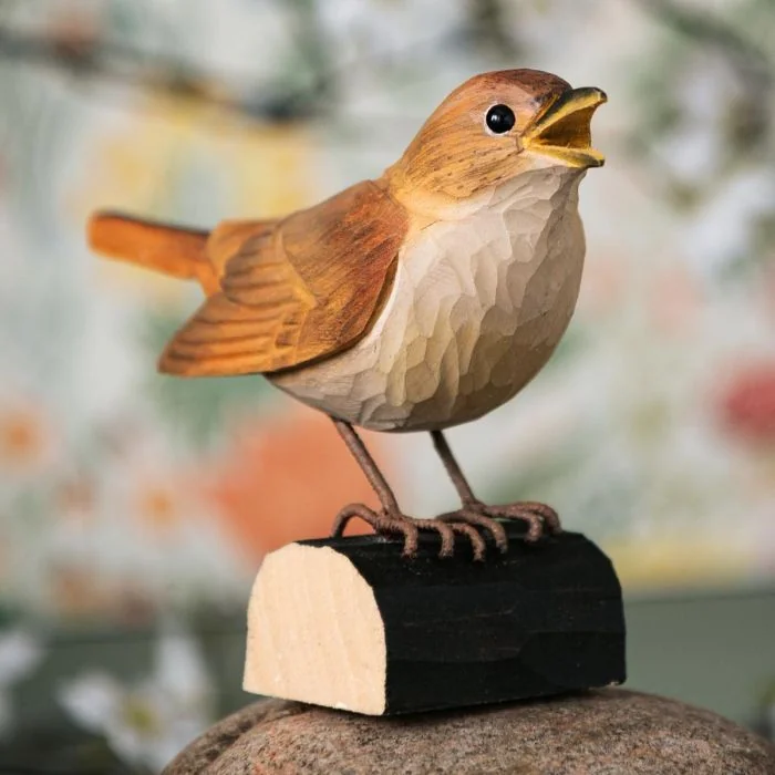 Naturgetreue DecoBird Nachtigall aus handgeschnitztem Lindenholz. Von Hand bemalt, in Originalgröße gefertigt und inklusive Informationsbroschüre – ein besonderes Geschenk - Hoezo-Kado Shop