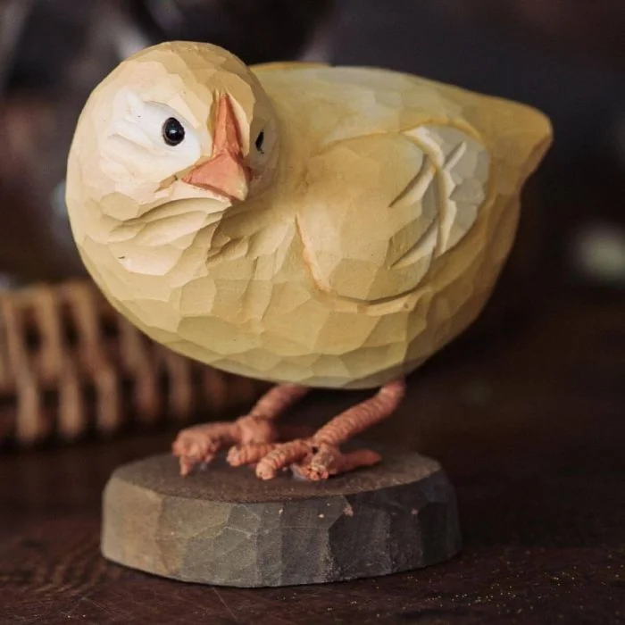 DecoBird Curious Chick von Wildlife Garden: handgeschnitztes Holzküken mit neugieriger Haltung. Ideal als Oster- und Frühlingsdekoration.