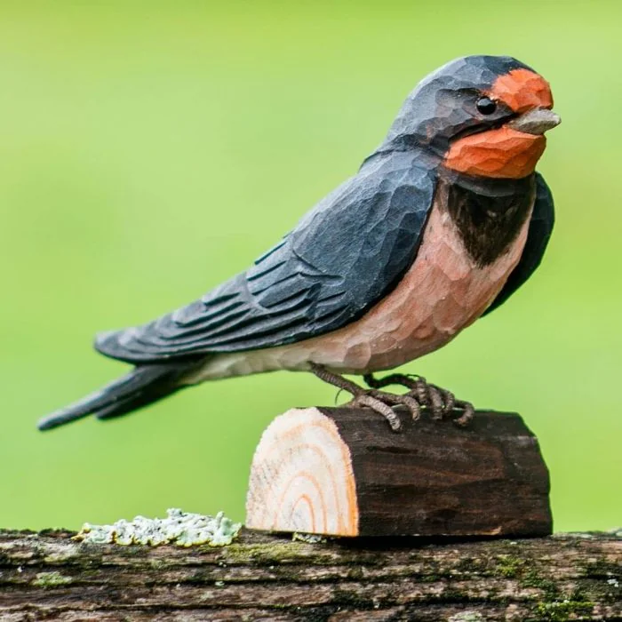 DecoBird Rauchschwalbe aus Holz mit gegabeltem Schwanz und markanter Farbzeichnung. Ca. 14,4 cm lang und inklusive Broschüre über Hirundo rustica.
