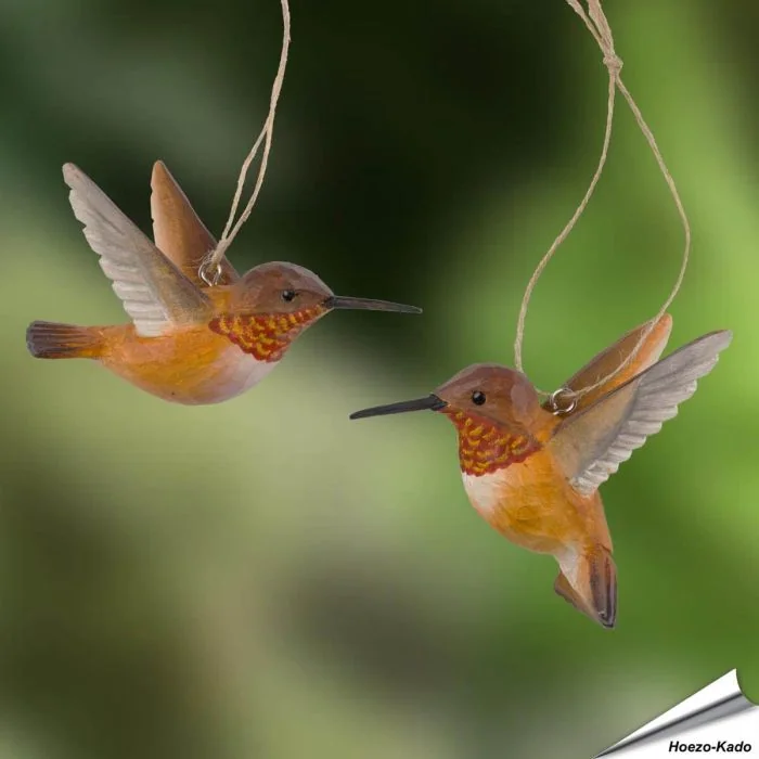Entdecke die DecoBird Rotrücken-Zimtelfen von Wildlife Garden, ein 2er-Set handgeschnitzter und handbemalter Holzkolibris in Flughaltung.