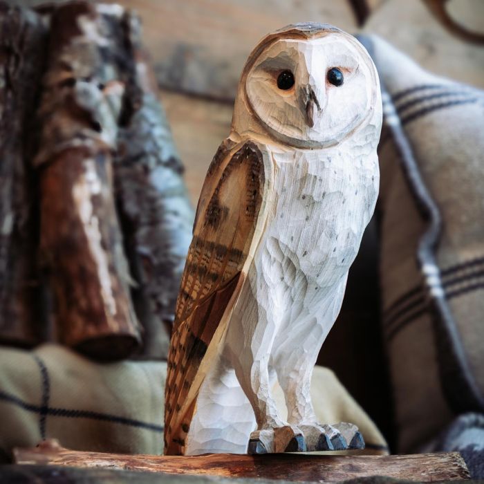 Naturgetreue DecoBird Schleiereule aus handgeschnitztem Lindenholz. Von Hand bemalt, in Originalgröße gefertigt und inklusive Informationsbroschüre - ein besonderes Geschenk für Vogel- und Naturliebhaber - Hoezo-Kado