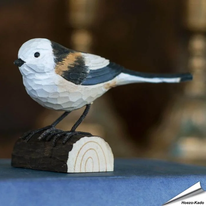 Handgefertigte Schwanzmeise aus Holz ✓ Naturgetreu gestaltet und von Hand mit Farbe auf Wasserbasis bemalt ✓ Originelles Geschenk für Vogel- und Naturliebhaber - Hoezo-Kado