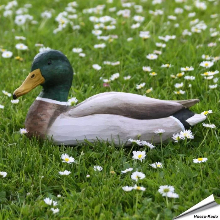 Handgeschnitzter Holzvogel in Naturgrösse; mit Farben naturgetreu bemalt.