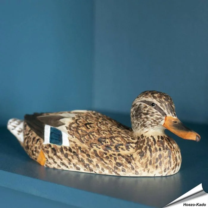 Handgeschnitzter Holzvogel in Naturgrösse; mit Farben naturgetreu bemalt.