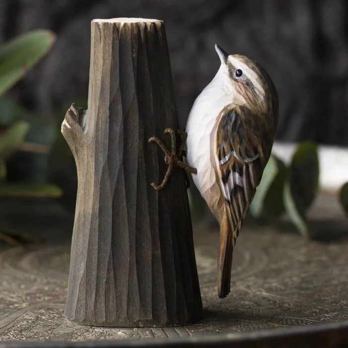 DecoBird Waldbaumläufer aus Holz in typischer Kletterhaltung am Baumstamm. Mit schlanker Körperform, langem Schwanz und gebogenem Schnabel.