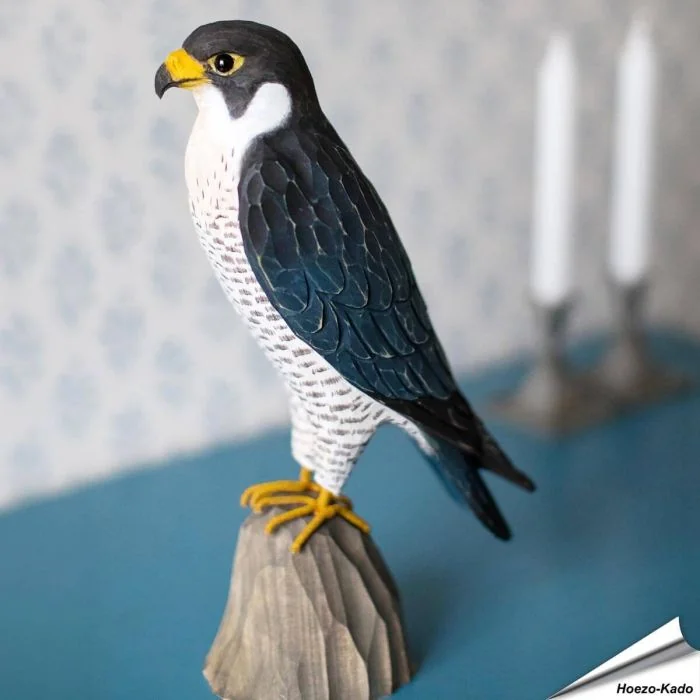 Realistischer, handgeschnitzter Wanderfalke (Raubvogel) ✔️ Mit ungiftigen Farben naturgetreu bemalt ✔️ Originelles Geschenk für Vogel- und Naturliebhaber ✔️ Kaufe online bei Hoezo-Kado