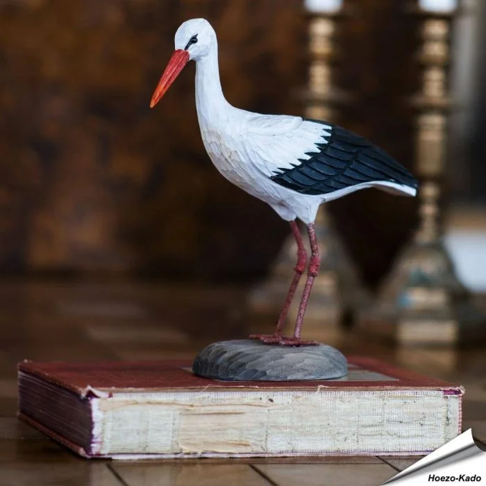 Der handgeschnitzte Weißstorch ist ein einzigartiger, schöner, dekorativer Vogel. Er ist das perfekte Geschenk für Naturliebhaber.