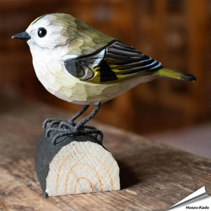 Handgeschnitzter Holzvogel in Naturgrösse; mit Farben naturgetreu bemalt.