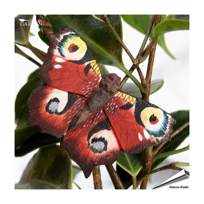 DecoButterfly Dagpauwoog van Wildlife Garden. Handgesneden houten koelkastmagneet met opvallende oogvlekken en metalen draad voor decoratie bij bloemen of planten.