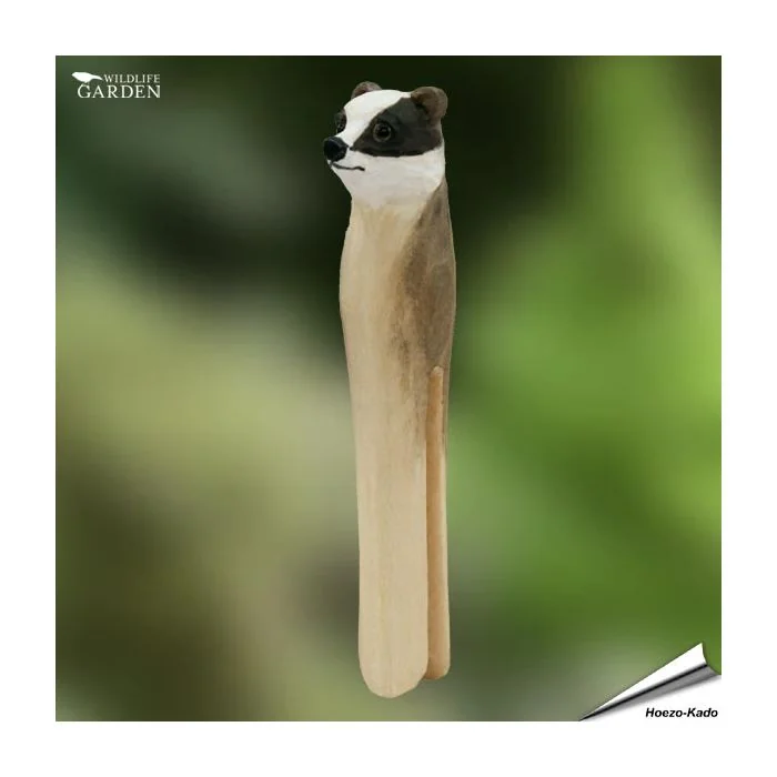 Schöne Wäscheklammern mit handgeschnitzten Tieren. DecoClip Dachs ist eine originell geschnitzte Wäscheklammer aus Holz.
