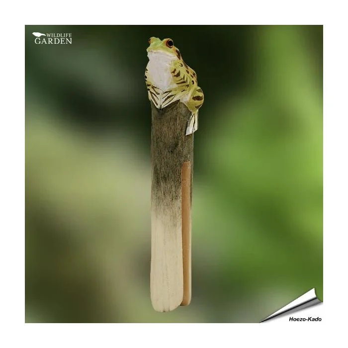 Wunderschöne Wäscheklammern mit handgeschnitzten Tieren. DecoClip Frosch ist eine spezielle Art von Wäschklammern in Holz.