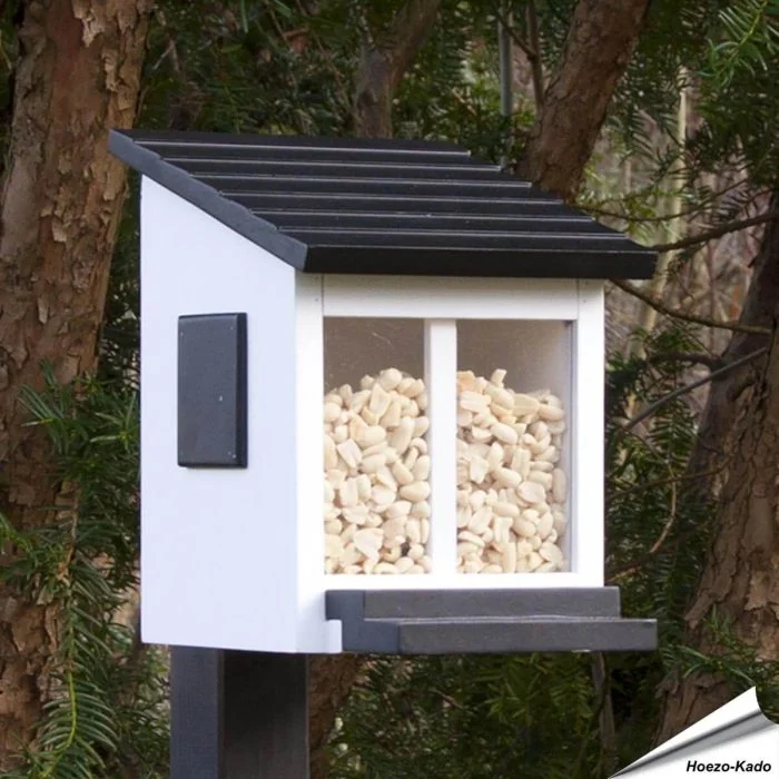 Ekorrmatare wit van Wildlife Garden. Houten eekhoornvoederhuisje voor noten, zaden en eekhoornvoer met transparant reservoir en zwart klepdeksel.