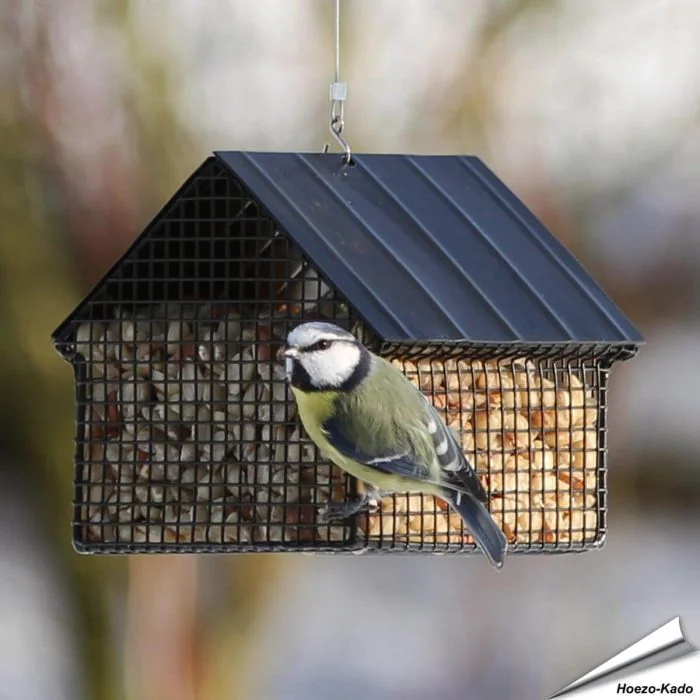 Zwart Pinda Voederhuisje van Wildlife Garden voor pinda's en suet pellets. Inhoud ca. 1,2 liter, van gepoedercoat staal. Ca. 12,5 x 15,4 x 13,7 cm.1