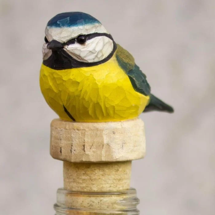Flaschenverschluss Blaumeise von Wildlife Garden mit handgeschnitztem Holzvogel und Naturkorken. Farbenfrohes Küchenaccessoire und Geschenk für Vogelfreunde.