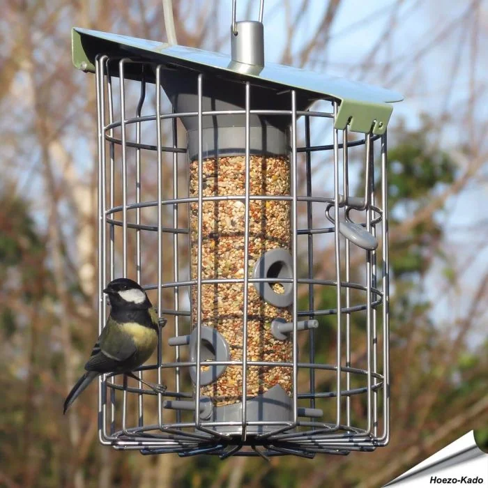 Futtersäule Roundhaus für Samen - Perfekt für kleine Vogelarten - Mit Schutzkorb