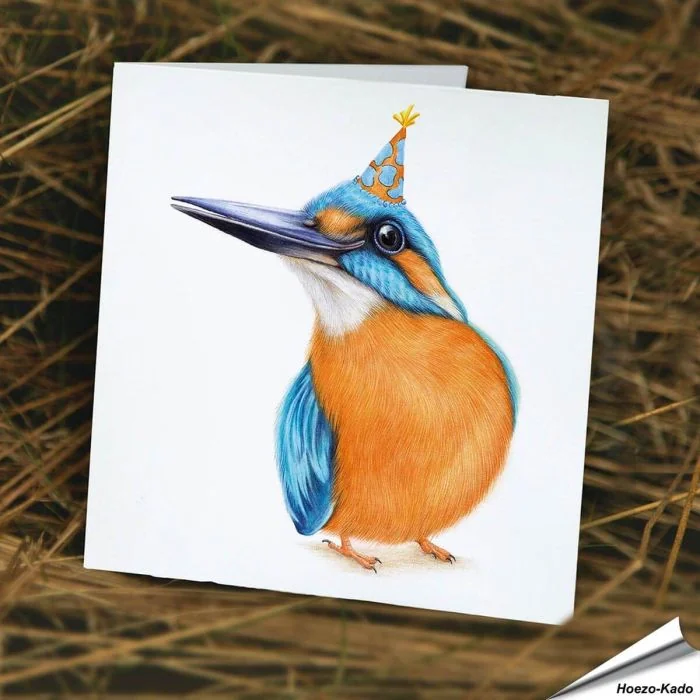 Atemberaubende Geburtstagskarte mit Eisvogel im Partylook ✔️ Handgezeichnet ✔️ Doppelkarte blanko ✔️ FSC-Papier ➤ Jetzt im Hoezo-Kado Shop bestellen