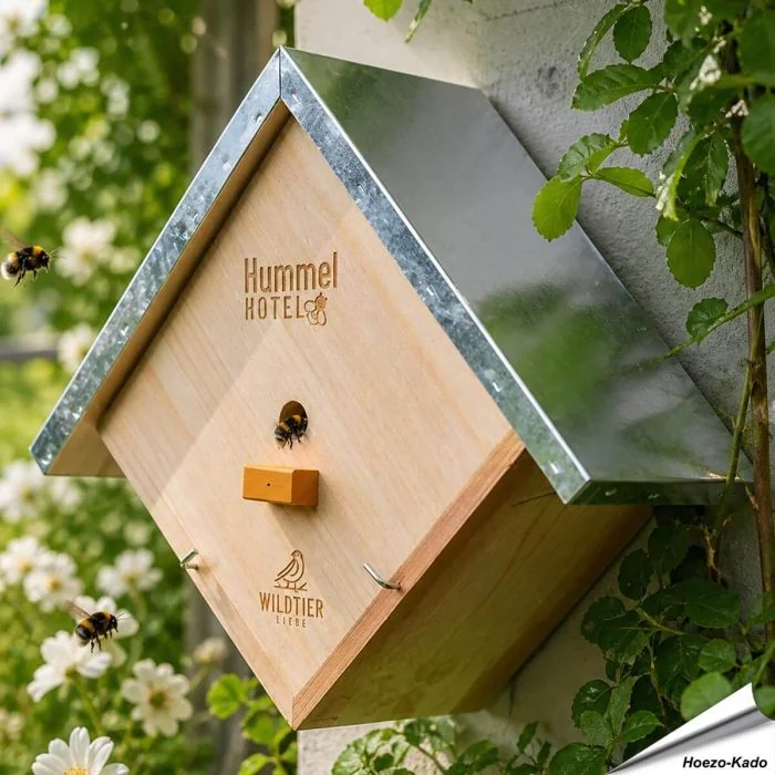 Hummelhotel aus Holz mit Metalldach ✔️ Artgerechte 20mm Eingangsgröße ✔️ Stabile Ausführung aus FSC-Holz ✔️ Verschraubte Elemente ➤ Online kaufen bei Hoezo-Kado