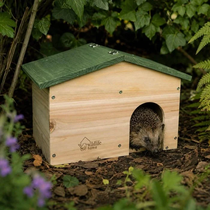 Igelwohnhaus mit Satteldach als Bausatz ✔️ Artgerechtes Igelhaus aus Holz zur Eigenmontage ✔️ Labyrinth-Eingang ➤ Bestelle direkt auf Hoezo-Kado