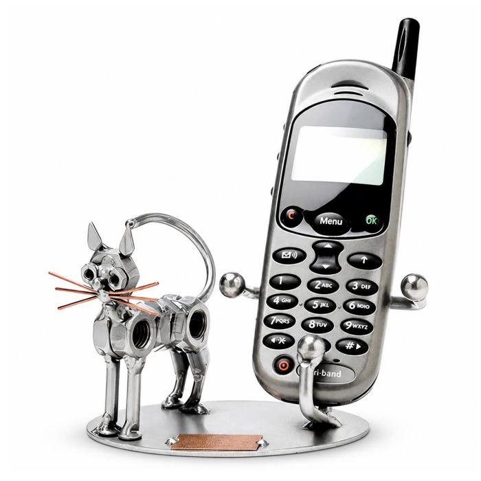 Metalen kat GSM-houder met grote ogen, puntoren en koperkleurige snorharen. 15 x 10 x 9 cm. Praktisch cadeau voor kattenliefhebber.