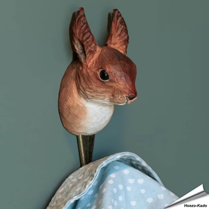 Handgemachter Holz-Kleiderhaken mit Eichhörnchen-Kopf von Wildlife Garden ✔️ Naturgetreu bemalt ✔️ Geschenkidee für Tier- und Naturliebhaber ✔️ Bestelle im Hoezo-Kado Shop