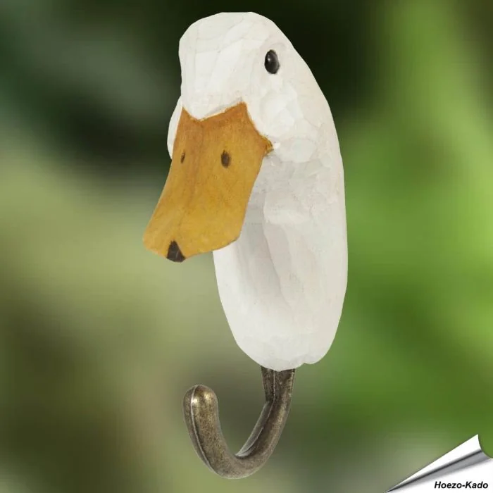 Eine Serie bestehend aus dekorativen, handgeschnitzten Kleiderhaken mit Tiermotiven von WildlifeGarden.