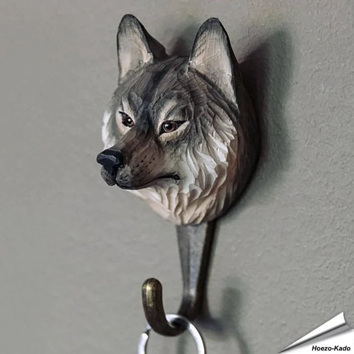 Handgefertigter Kleiderhaken mit Wolf-Motiv ✔️ Mit ungiftigen Farben naturgetreu bemalt ✔️ Tragkraft: 10 kg ✔️ Originelles Geschenk für Vogel- und Naturliebhaber ➤ Bestelle online bei Hoezo-Kado