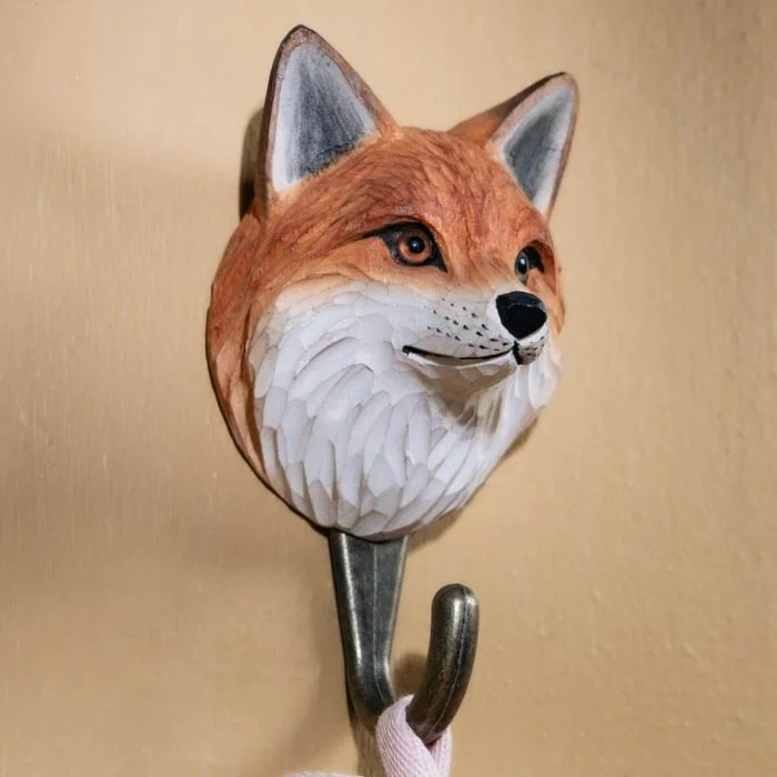 Kleiderhaken Fuchs von Wildlife Garden mit handgeschnitztem Holzkopf, Glasaugen und Metallhaken. Charmanter Wandhaken für Flur und Kinderzimmer.