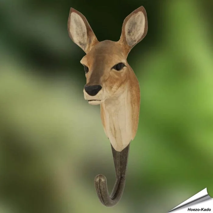 Handgesneden Kledinghaak Ree van Wildlife Garden uit hout, met glazen ogen en bronskleurige metalen haak. Decoratief en praktisch voor aan de wand.