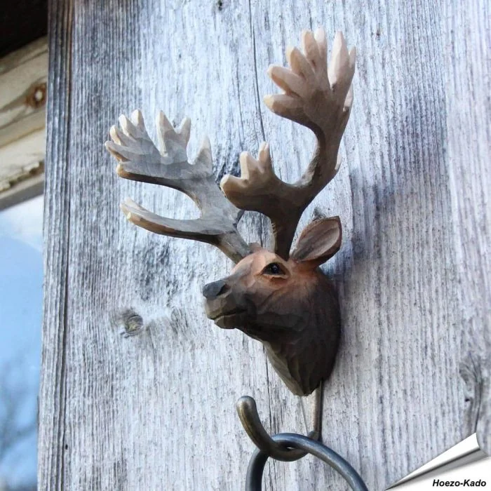 Handgesneden Kledinghaak Edelhert van Wildlife Garden uit hout, met breed gewei en bronskleurige metalen haak. Decoratief en praktisch.