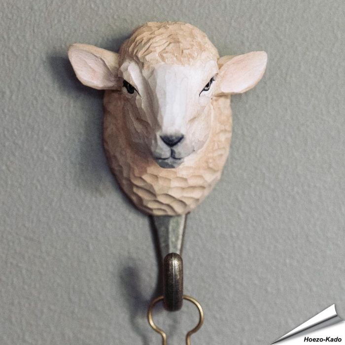 Handgemachter Holz-Kleiderhaken mit Schafskulptur von Wildlife Garden ✔️ Naturgetreu bemalt ✔️ Geschenkidee für Tier- und Naturliebhaber ✔️ Bestelle im Hoezo-Kado Shop