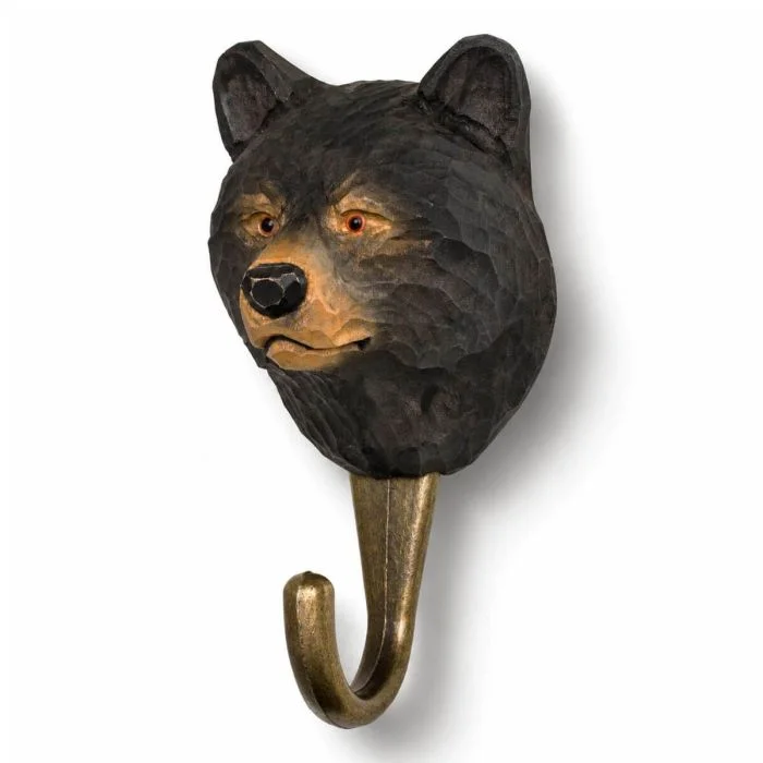 Kleiderhaken Schwarzbär von Wildlife Garden. Handgeschnitzter Holzkopf mit Glasaugen, brauner Schnauze und bronzefarbenem Metallhaken.
