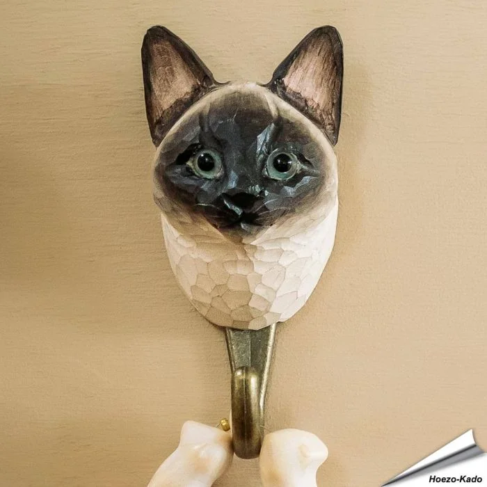 Handgemachter Holz-Kleiderhaken von einer siamesischen Katze ✔️ Naturgetreu bemalt ✔️ Geschenkidee für Katzen- und Naturliebhaber ➤ Bestelle im Hoezo-Kado Shop